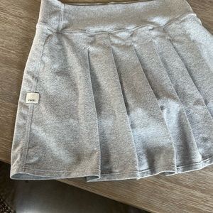 Super soft Vuori Halo skirt with built in shorts. XS